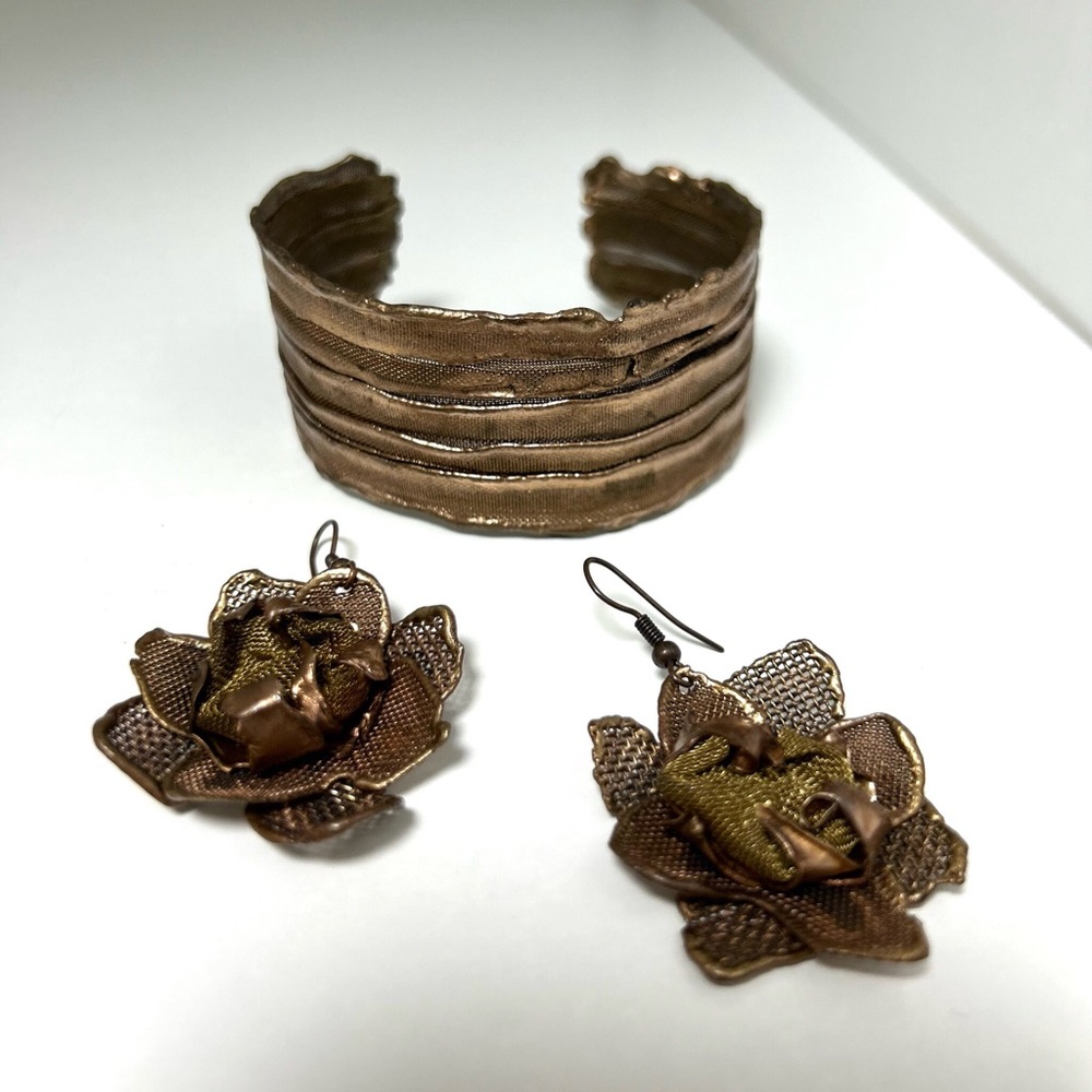 Set of bracelet and earrings.